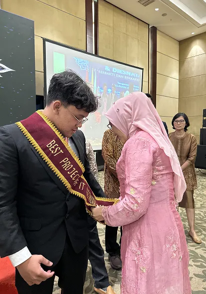 Pemberian Penghargaan Pada Graduation