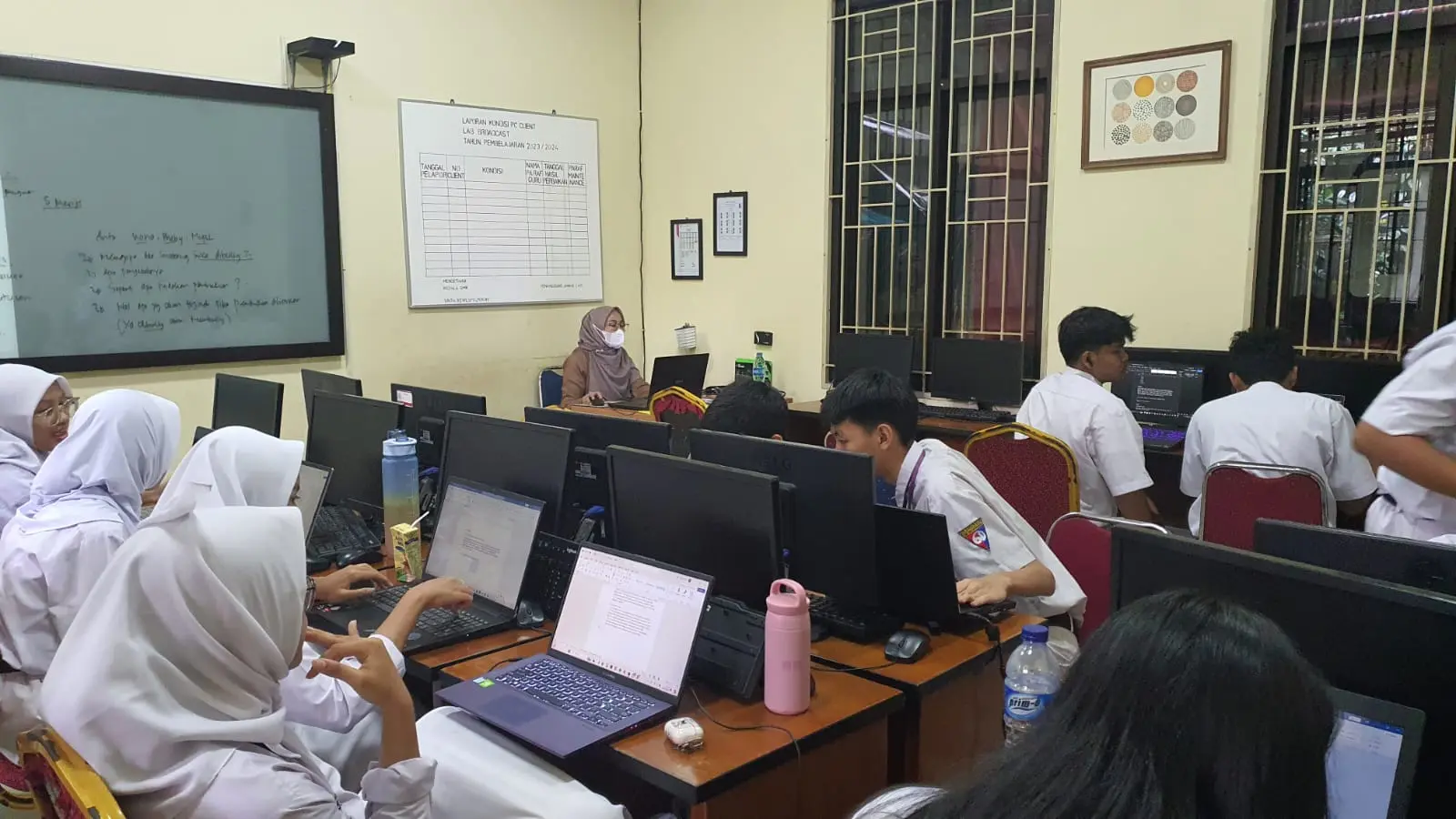 Siswa belajar di lab komputer SMK Bina Informatika