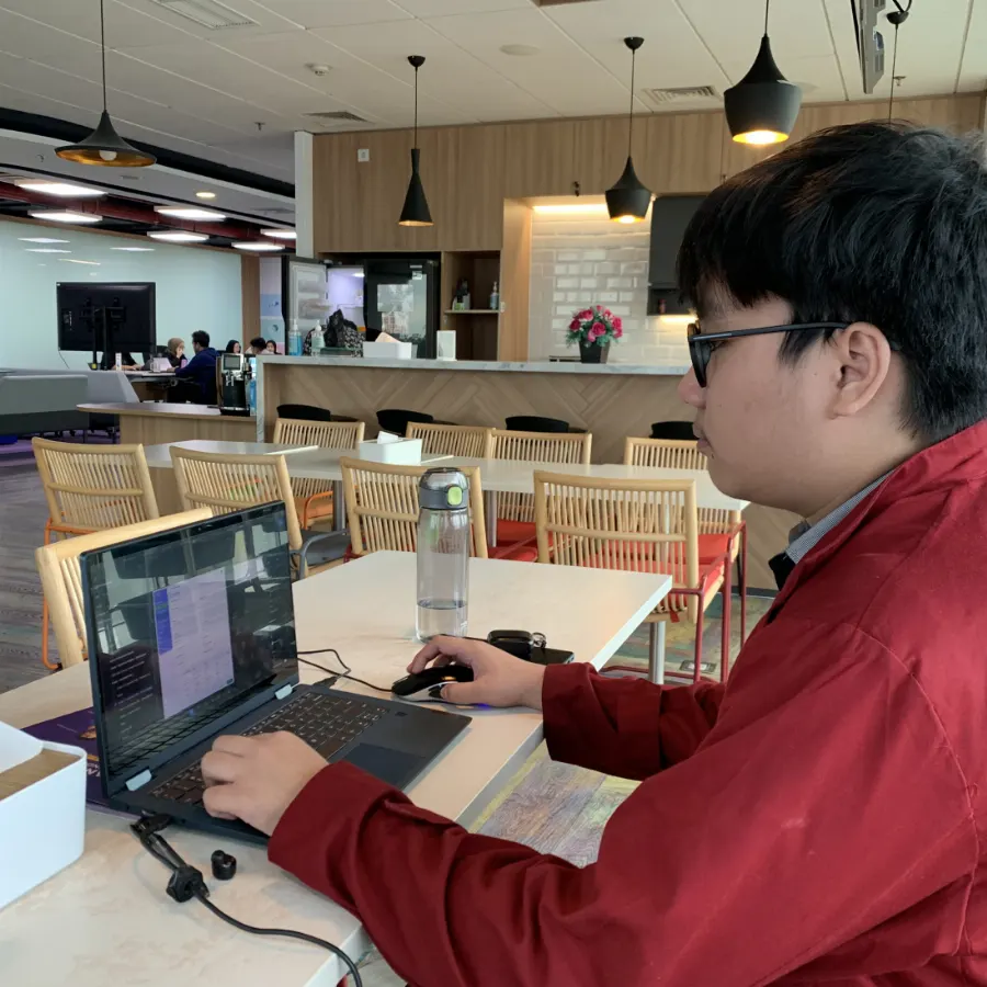 Siswa SMK Bina Informatika bekerja dengan laptop saat praktik kerja industri